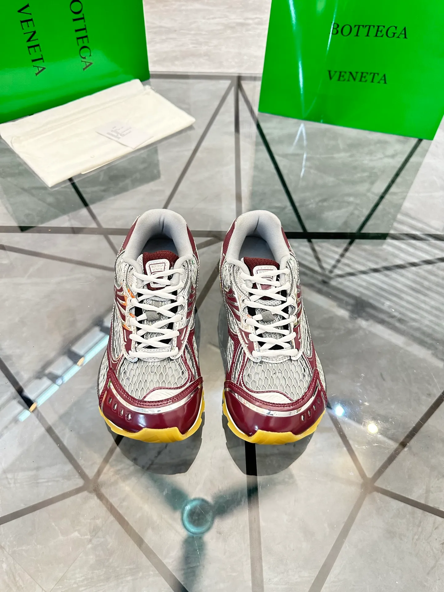 Factory men's shoes 💰: 620💰 (top version) BV Orbit sneakers Wang Yibo's same style couple's dad shoes Runner sneakers, made of lightweight technical mesh fabric. Matched with geometric pattern designed rubber outsole Wang Zha series high version Look for the package craftsmanship The actual height is much higher, but the legs are still slim. Very nice and playable and durable Matching to the standard 💯 Package shoe technology Look for the high version The outsole is made of color-blocked TPU outsole Women's model 35 36 37 38 39 40 41 (40 41 customized) Men's model 38 39 40 41 42 43 44 45. (Customized size 38 45.46) No. H345